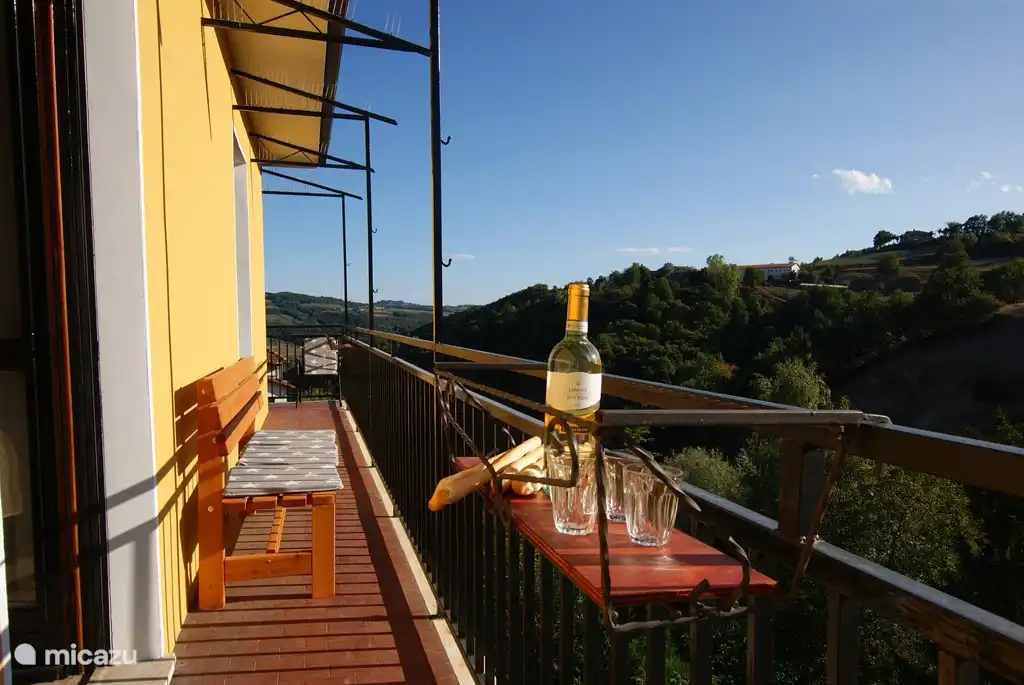 Balkon auf der Rückseite mit Nachmittags- und Abendsonne.