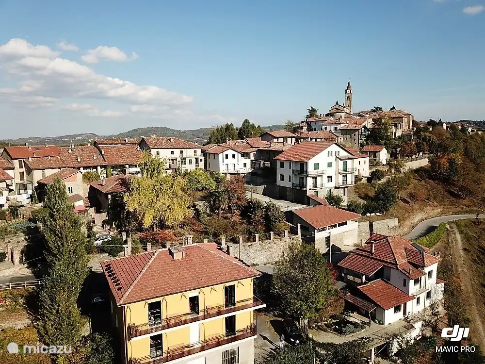 Bossolasco, unten Mitte Casa del Tulipano