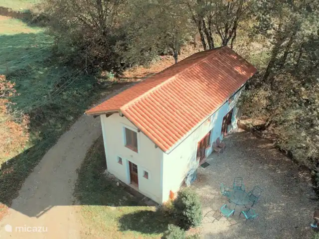 La Maisonnette, casa de campo en la naturaleza en Francia, Aude, Sonnac-sur-l'Hers - casa vacacional La Maisonette vista desde arriba, en otoño