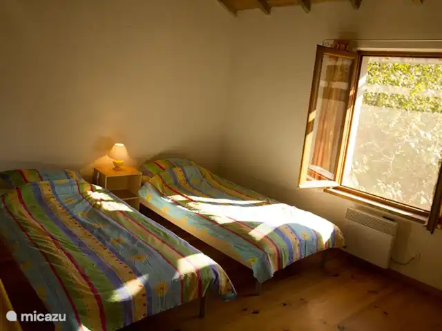 La Maisonnette, casa de campo en la naturaleza en Francia, Aude, Sonnac-sur-l'Hers - casa vacacional El segundo dormitorio tiene vistas a dos lados