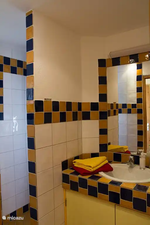 Das zweite Badezimmer ist im Erdgeschoss. Es gibt eine separate Toilette.