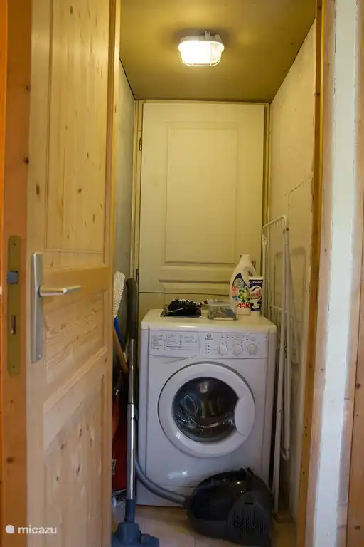 Ein Platz für die Waschmaschine und Reinigungszubehör