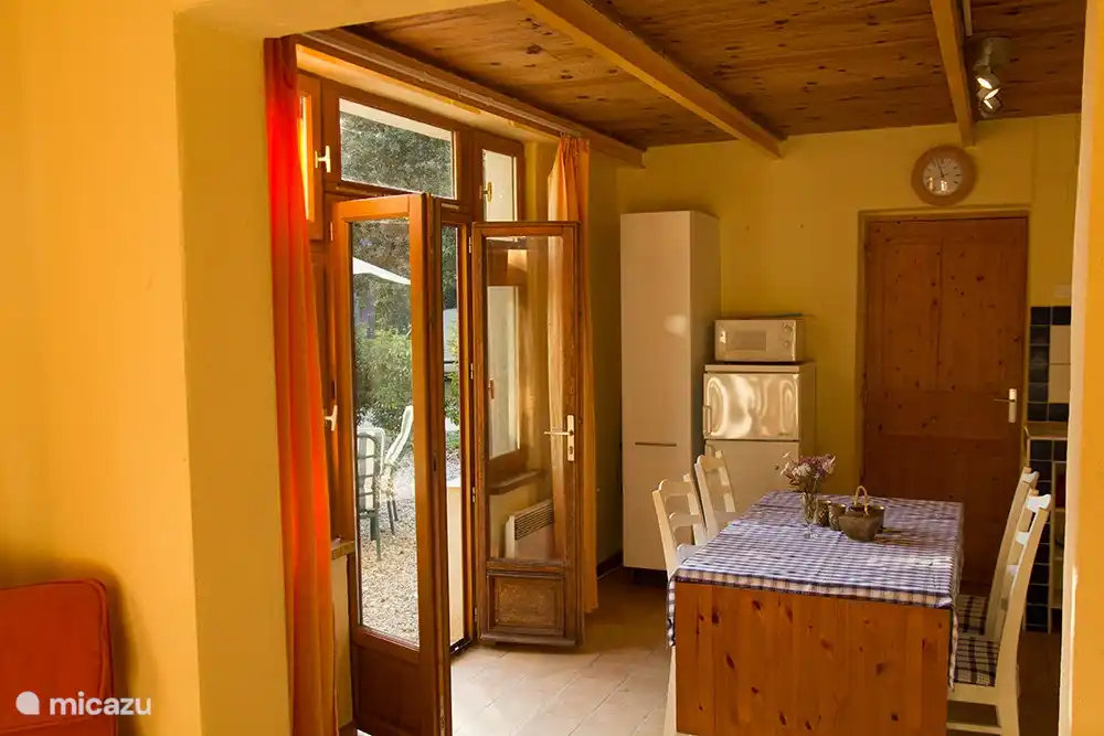 Von der Küche aus können Sie auch direkt auf die Terrasse gehen