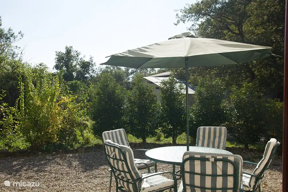 Hinter der nun hohen und dichten Hecke liegt der Stall