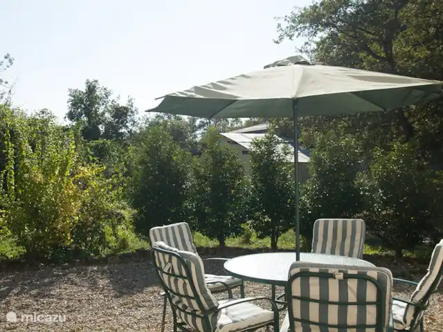 La Maisonnette, casa de campo en la naturaleza en Francia, Aude, Sonnac-sur-l'Hers - casa vacacional Detrás del seto, ahora alto y denso, se encuentra el establo