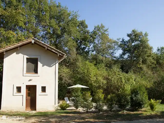 La Maisonnette, casa de campo en la naturaleza en Francia, Aude, Sonnac-sur-l'Hers - casa vacacional La cabaña está maravillosamente situada en el verde