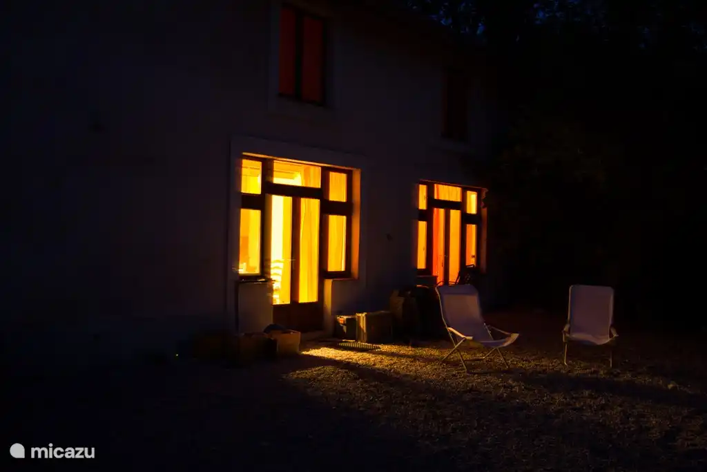 und dann in der Nacht lange draußen sitzen, ein Glas Wein genießen unter einem schönen Sternenhimmel, während man nur das Zirpen der Grillen hört...