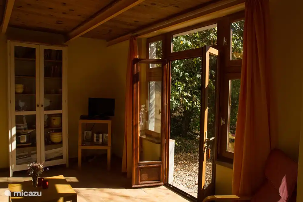 Das sonnendurchflutete Wohnzimmer von der Küche aus gesehen