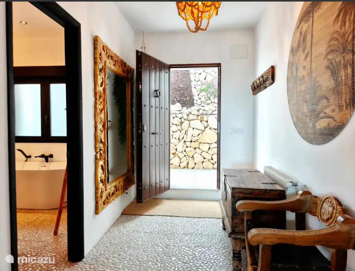 Saal mit Eingangstür