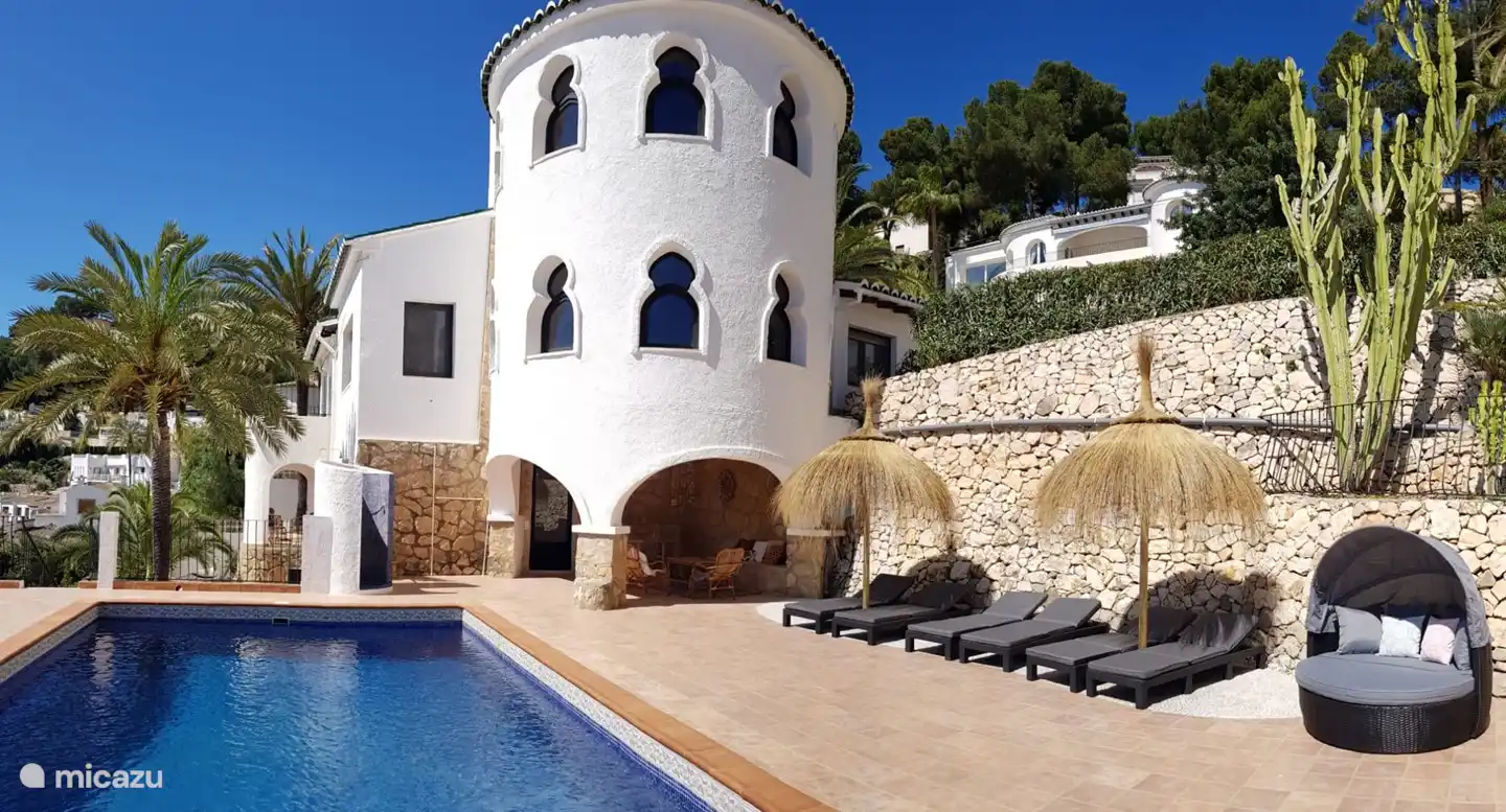 Genügend Platz rund um den Pool mit 8 luxuriösen Sonnenliegen