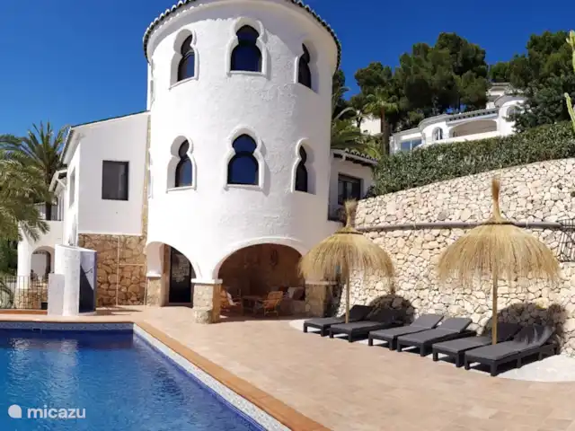 Casa Las Palmeras avec vue sur la mer | Espagne, Costa Blanca, Moraira - villa Assez d'espace autour de la piscine avec 8 chaises longues luxueuses