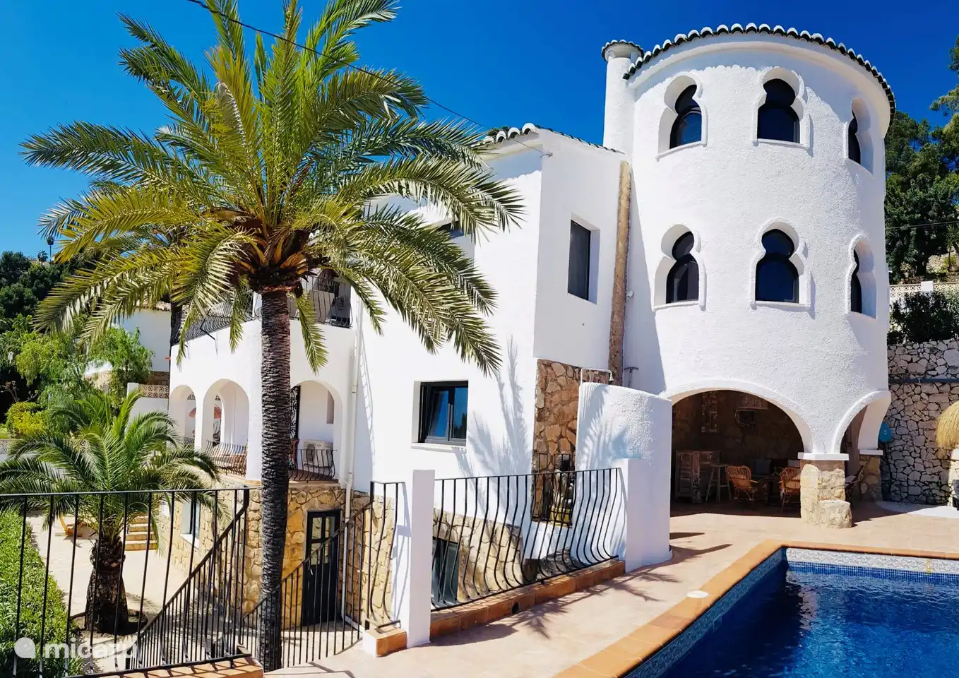 Das Schwimmbad erreichen Sie vom Haus aus über die Außen- und Innentreppe.