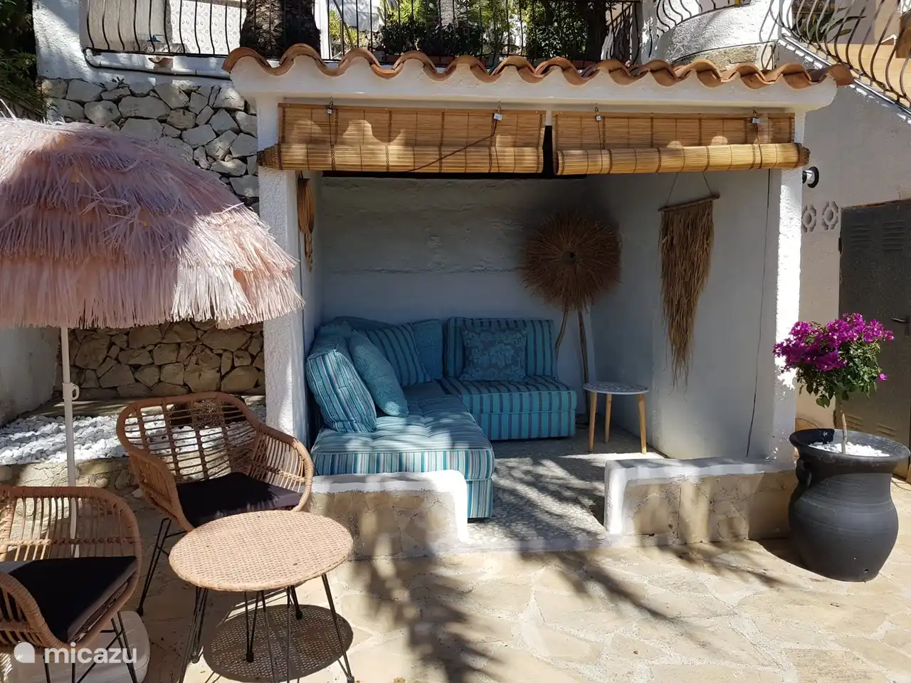 Mehrere schöne Sitzecken rund um das Haus