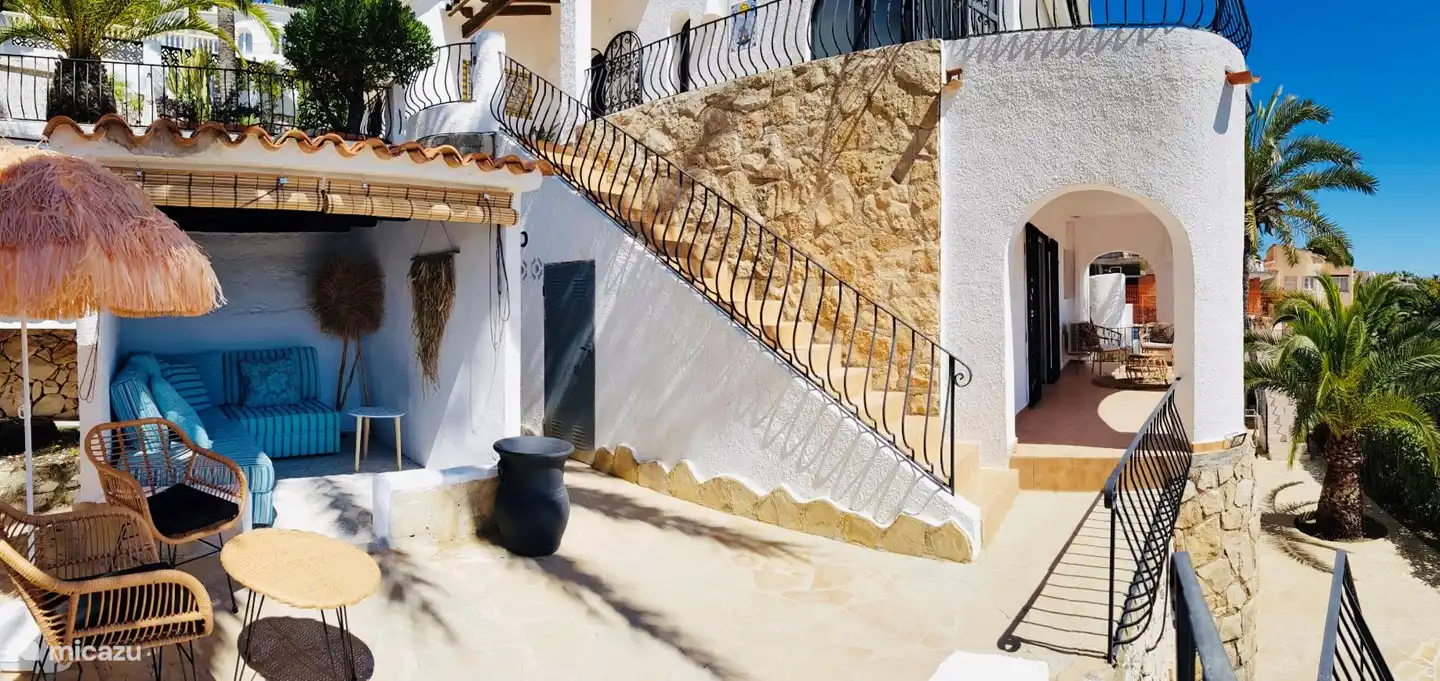 Auf der rechten Seite befindet sich der Balkon des großen Schlafzimmers im Erdgeschoss