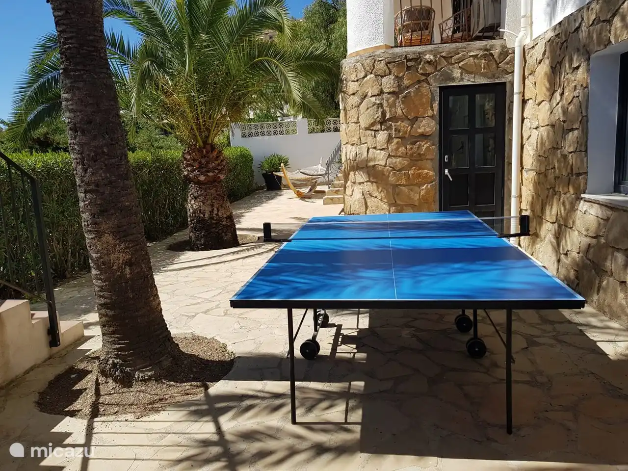 Unten gibt es Platz zum Entspannen in der Hängematte und zum Tischtennisspielen. Die Tür ist der Eingang zur Waschküche