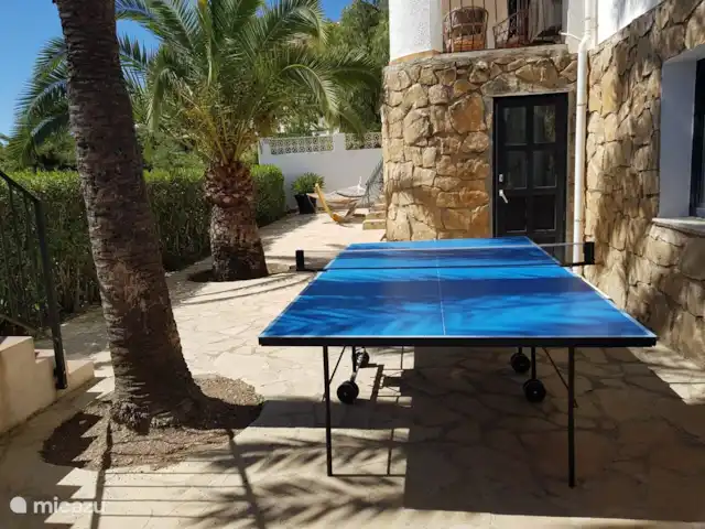 Casa Las Palmeras avec vue sur la mer | Espagne, Costa Blanca, Moraira - villa Espace en bas pour vous détendre dans le hamac et jouer au tennis de table. La porte est l'entrée de la buanderie