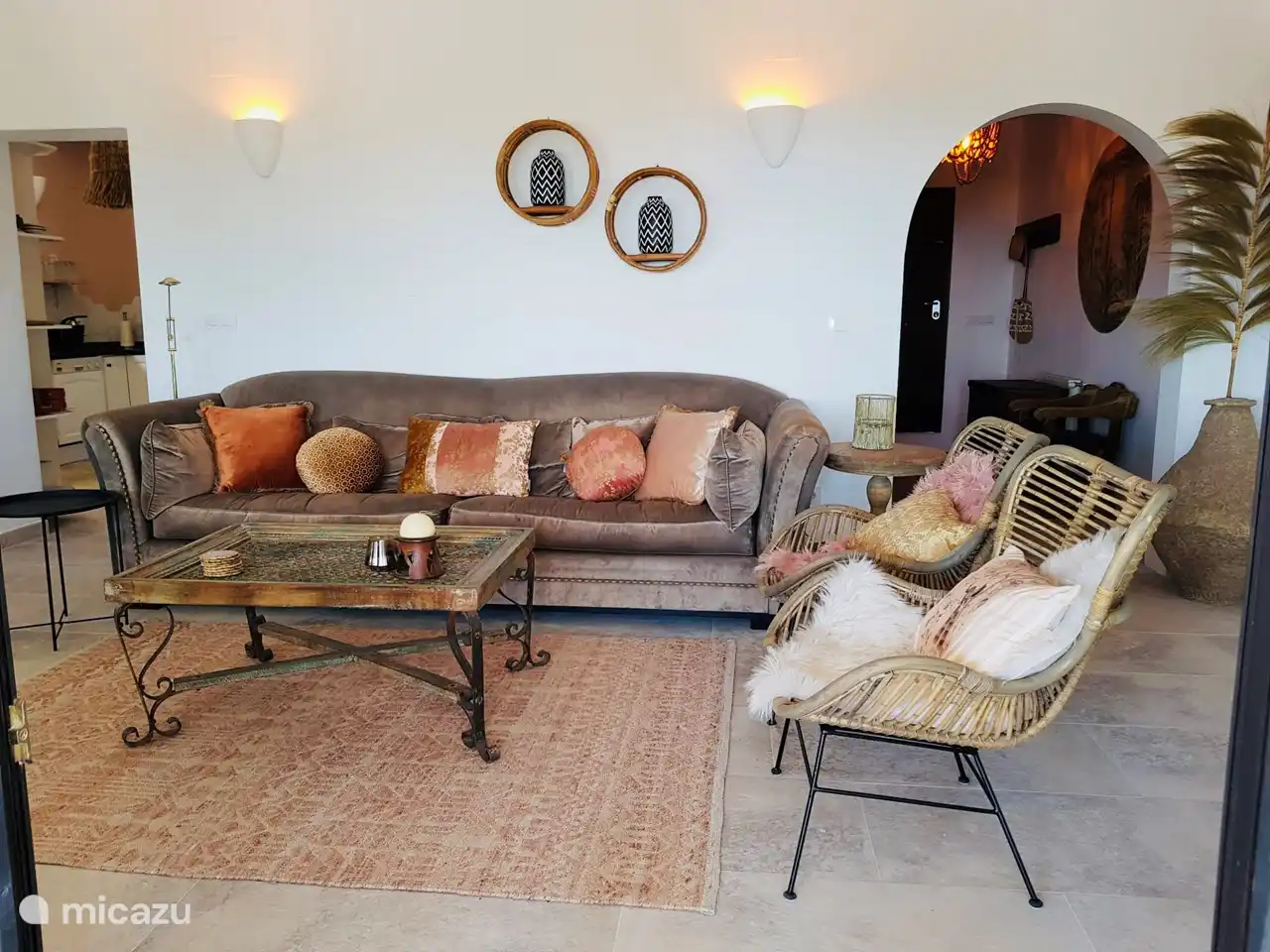 Geräumige, gemütliche Sitzecke mit der Eingangshalle rechts und der Küche links