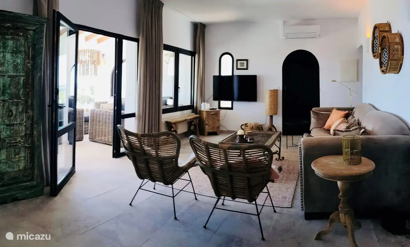 Blick auf die Naya und das Meer von der Sitzecke. Und rechts die Tür zum Grillplatz