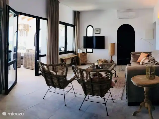 Casa Las Palmeras avec vue sur la mer | Espagne, Costa Blanca, Moraira - villa Vue sur la naya et la mer depuis le coin salon.
Et à droite la porte de l'espace barbecue