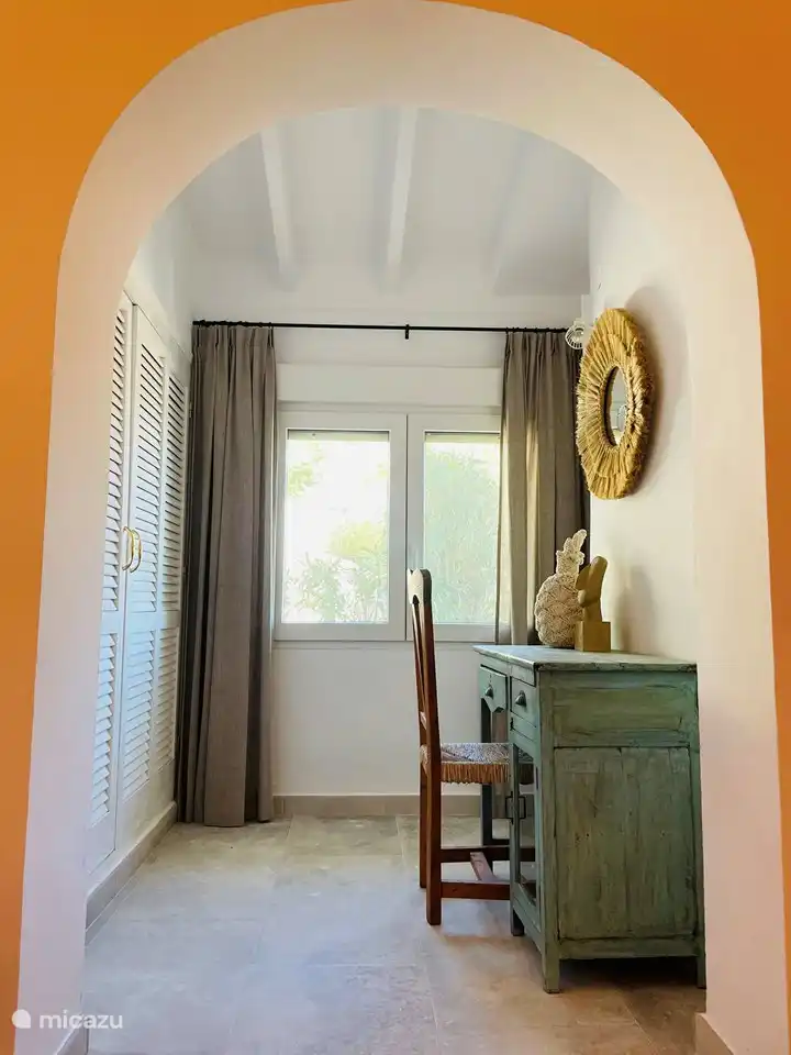 mit großen Einbauschränken