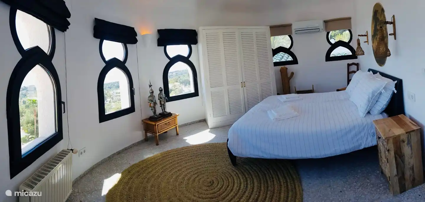 Schlafzimmer 2 im Obergeschoss im Turm mit fantastischem Blick über ganz Moraira und das Meer
