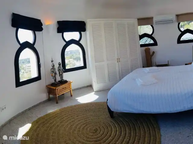 Casa Las Palmeras avec vue sur la mer | Espagne, Costa Blanca, Moraira - villa Chambre 2 à l'étage dans la tourelle avec une vue fantastique sur tout Moraira et la mer