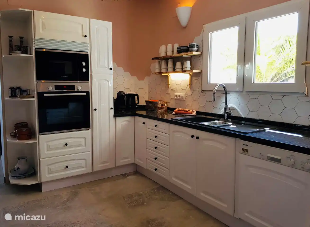 Geräumige Küche komplett ausgestattet