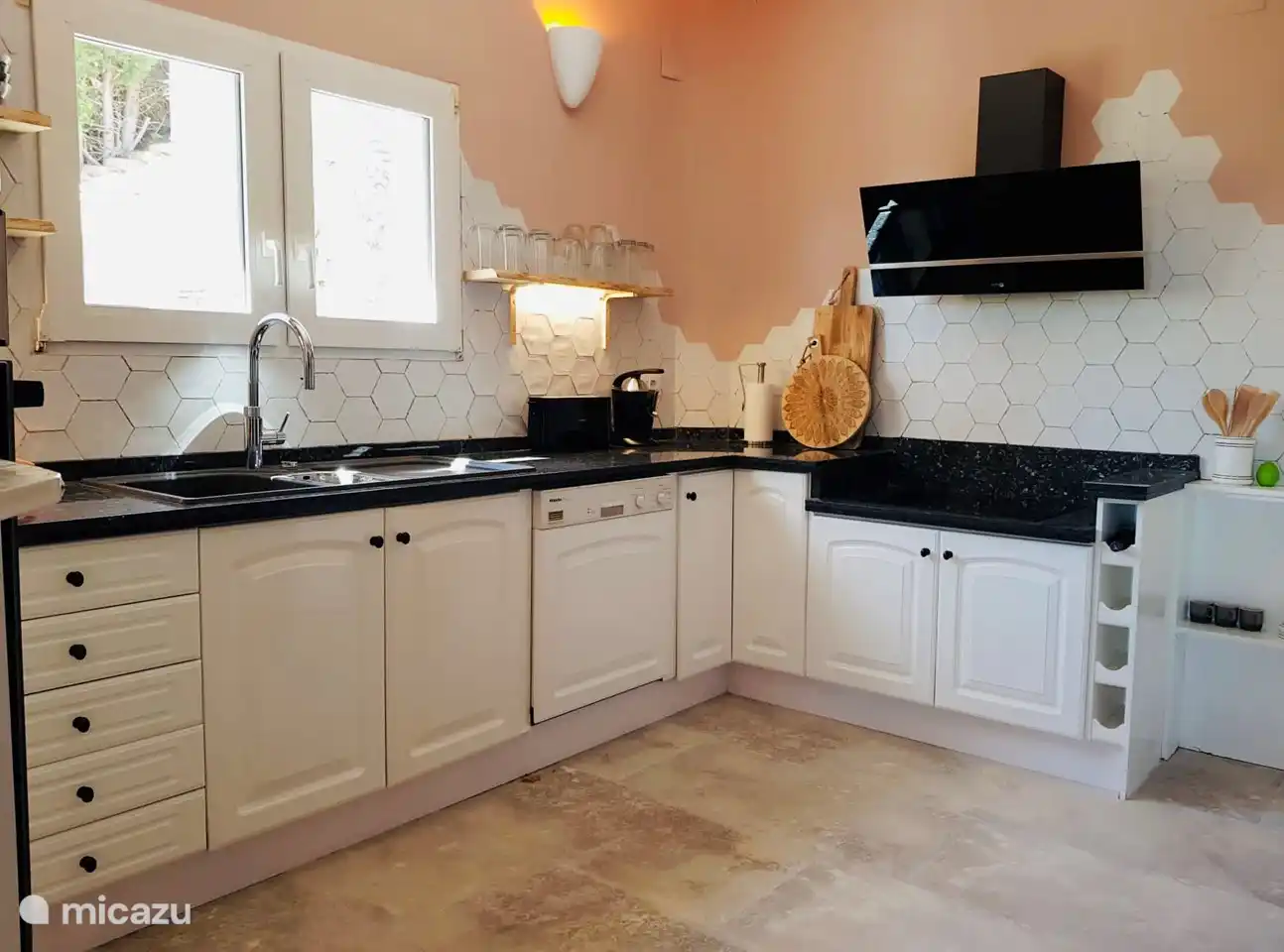 Küche mit Quooker-Wasserhahn und Geschirrspüler