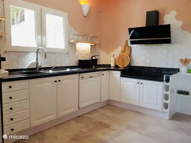 Casa Las Palmeras avec vue sur la mer | Espagne, Costa Blanca, Moraira - villa cuisine avec robinet quooker et lave-vaisselle