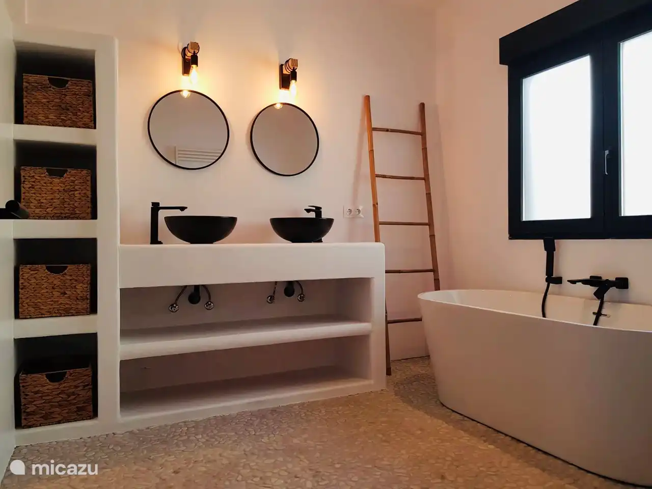 Luxuriöses Badezimmer mit Badewanne im Erdgeschoss