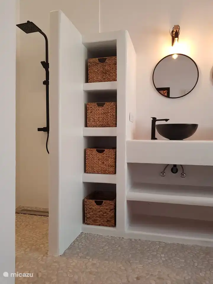 mit geräumiger ebenerdiger Dusche