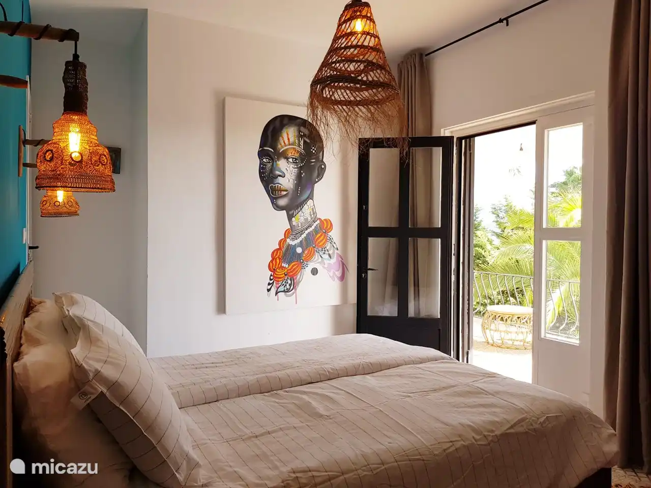 Im Erdgeschoss großes Schlafzimmer mit Balkon