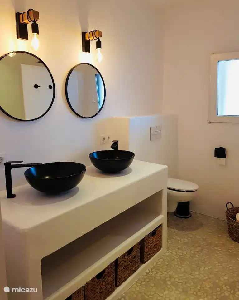 Das geräumige Badezimmer im Erdgeschoss mit geräumiger ebenerdiger Dusche