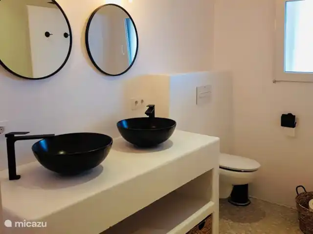 Casa Las Palmeras avec vue sur la mer | Espagne, Costa Blanca, Moraira - villa La salle de bain spacieuse au rez-de-chaussée avec douche à l'italienne spacieuse
