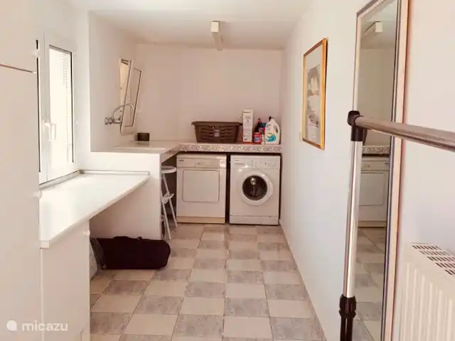 Casa Las Palmeras avec vue sur la mer | Espagne, Costa Blanca, Moraira - villa Une buanderie séparée avec lave-linge, sèche-linge et table à repasser. Et aussi 2 lits bébé et chaises hautes