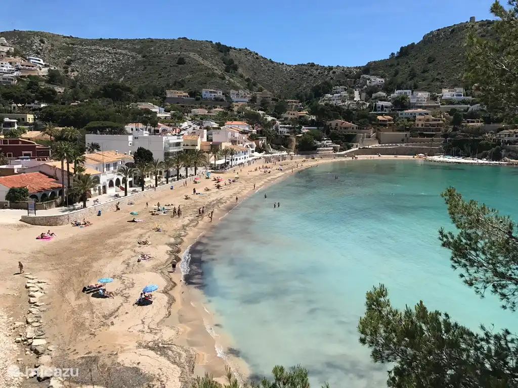 Angenehmer Strand von El Portret, ideal für Kinder, da der Strand allmählich ins Meer abfällt