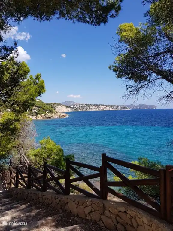 Schöne Aussicht auf den Strand La Fustera in Benissa