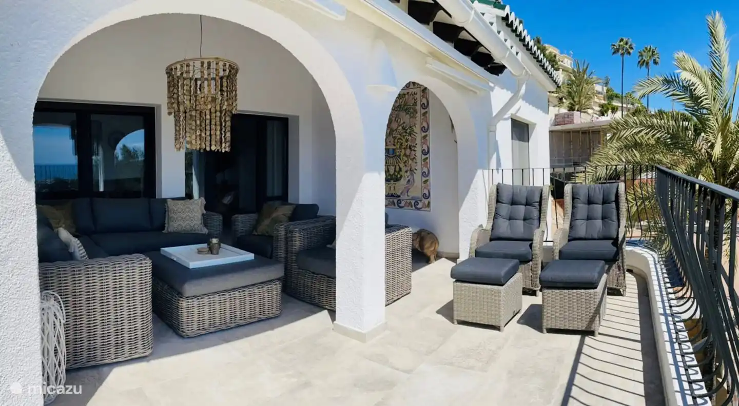 Auf diesen 2 Sesseln können Sie auch in der Sonne sitzen