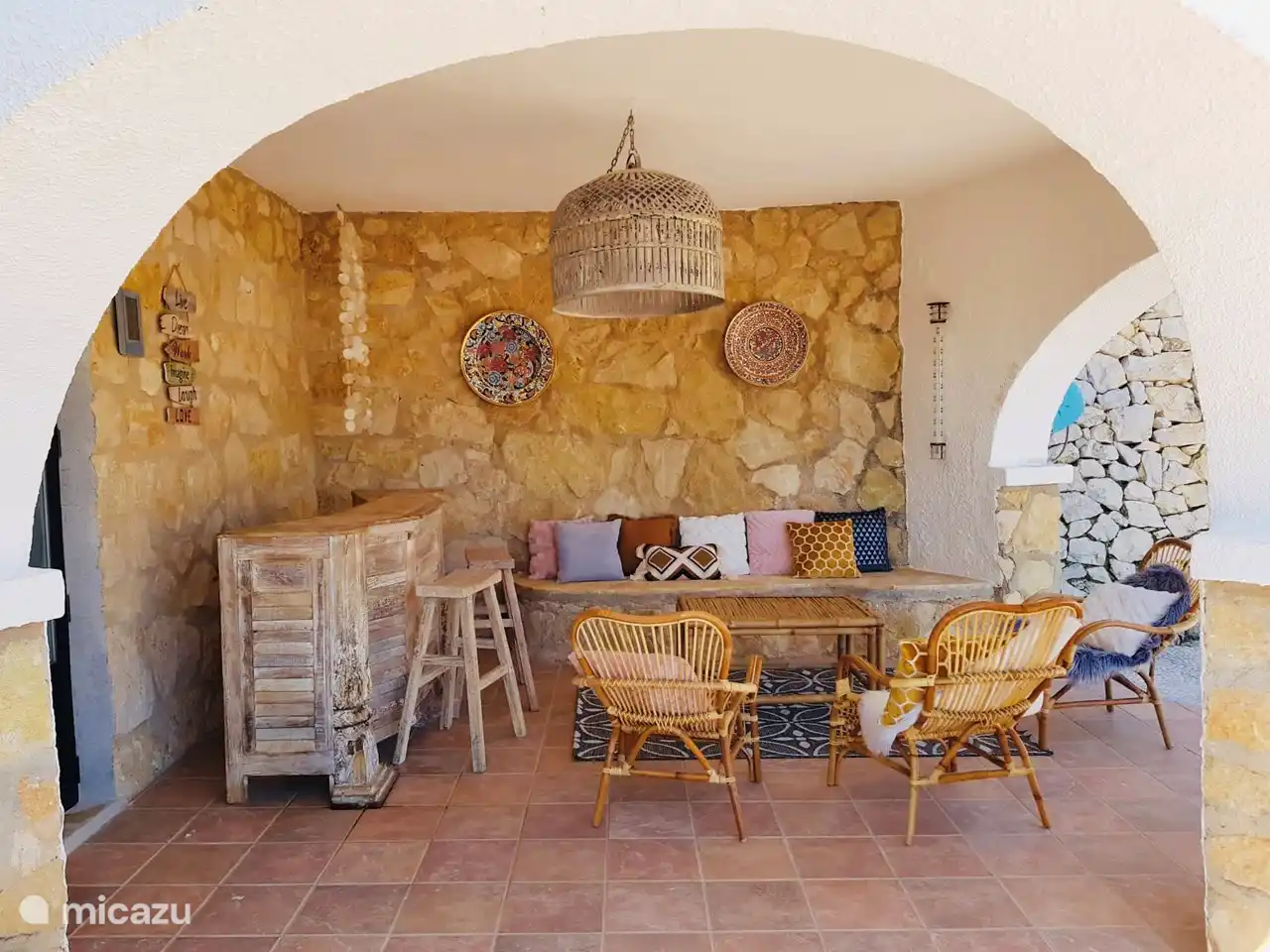 Bar mit Sitzbereich am Pool