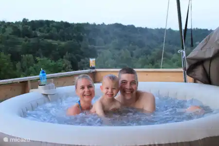 Vakantiehuis Kroatië, Karlovac, Johi glamping / safaritent / yurt Glamping Johi 3 Plezier voor groot en klein in de Jacuzzi