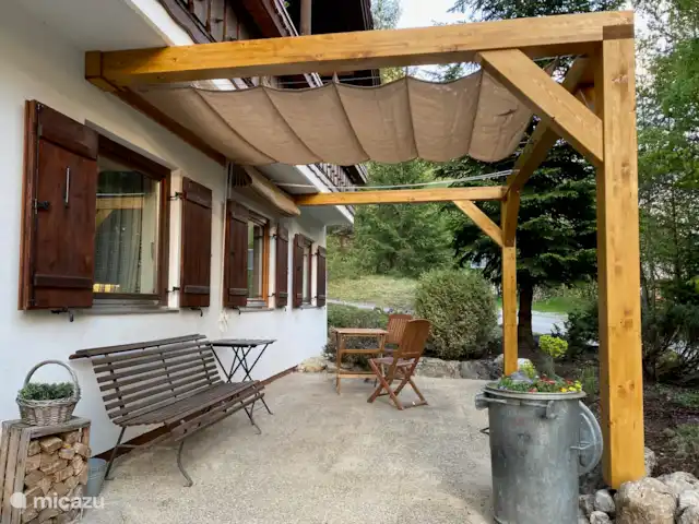 Q alm planta baja en Austria, Tirol, Maurach - chalet La terraza con tela de sombra