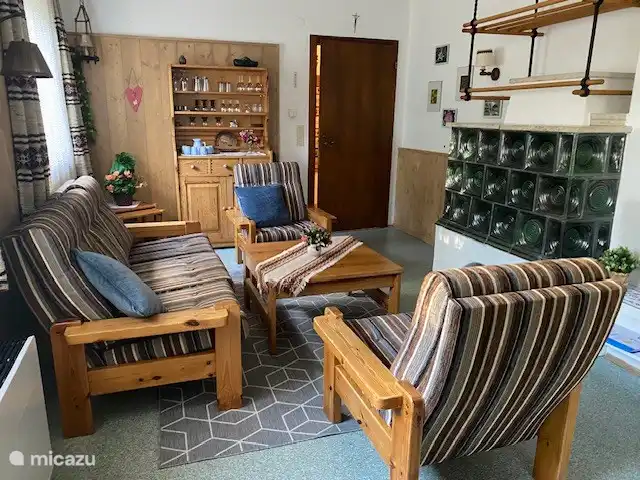 Q alm planta baja en Austria, Tirol, Maurach - chalet El salón con estufa de leña austriaca.