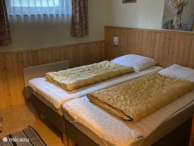Q alm planta baja en Austria, Tirol, Maurach - chalet Dormitorio con cama doble