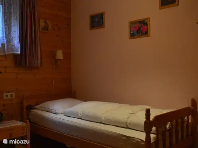 Q alm planta baja en Austria, Tirol, Maurach - chalet Dormitorio individual con espacio para cama supletoria