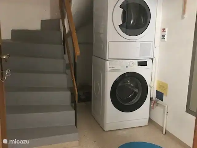 Q alm planta baja en Austria, Tirol, Maurach - chalet Escalera con lavadero