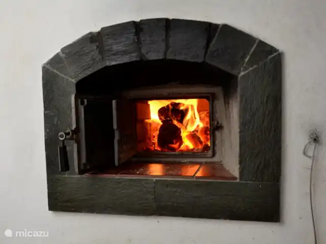 Q alm planta baja en Austria, Tirol, Maurach - chalet Este fuego calienta la sala de estar.