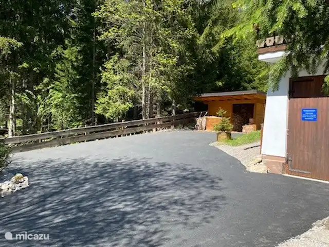 Q alm planta baja en Austria, Tirol, Maurach - chalet Estacionamiento