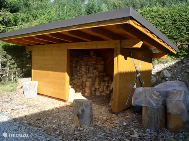 Q alm planta baja en Austria, Tirol, Maurach - chalet El depósito de madera para el kachelofen austríaco.