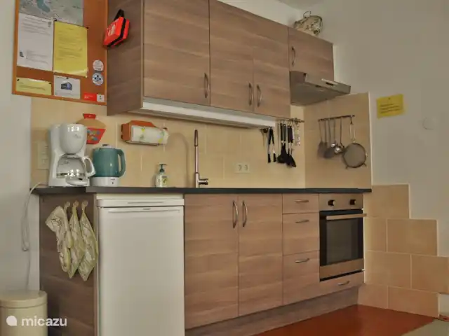 Q alm planta baja en Austria, Tirol, Maurach - chalet Cocina abierta con placa de inducción y horno.