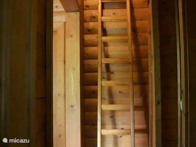 Q alm dernier étage | Autriche, Tyrol, Maurach - chalet Escalier étroit menant au grenier